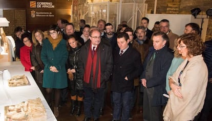 Las autoridades de Aragón, con su presidente Lambán a la cabeza, en el monasterio de Sijena, durante la presentación de las obras tras su retorno de Cataluña.