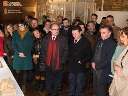 Las autoridades de Aragón, con su presidente Lambán a la cabeza, en el monasterio de Sijena, durante la presentación de las obras tras su retorno de Cataluña.