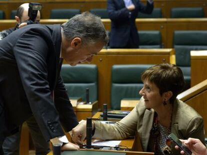 Urkullu conversa en el Parlamento este jueves con la consejera Arantza Tapia. 