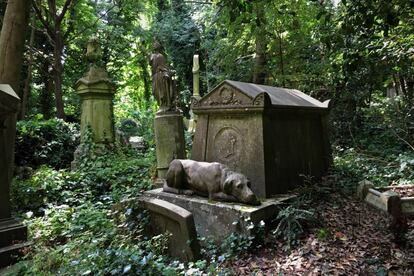 En el cementerio protegido más famoso de Londres (de hecho, es una reserva natural) yacen numerosas celebridades –desde Karl Marx y Malcolm McLaren hasta George Eliot y Douglas Adams– junto a otros 170.000 residentes. Aunque la sección oeste del Highgate Cemetery está cerrada a circuitos guiados (caros), se puede explorar por poco dinero la zona este (los mayores de 18 años pagan 4 libras), donde uno puede toparse con la tumba del autor de 'El Capital' y de la escritora Mary Ann Evans (más conocida por su seudónimo, George Eliot). El cementerio sigue en funcionamiento y acogiendo nuevos fallecidos muertos ilustres, como Alexander Litivenko, un supuesto espía ruso que murió en Londres, en siniestras circunstancias, en 2006. highgatecemetery.org.