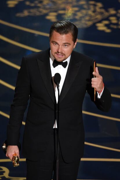 Leonardo DiCaprio finalmente recebe o Oscar de melhor ator.