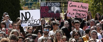 Protesta de estudiantes en la Universidad de Granada, hace dos semanas, contra el supuesto acoso de un profesor titular.