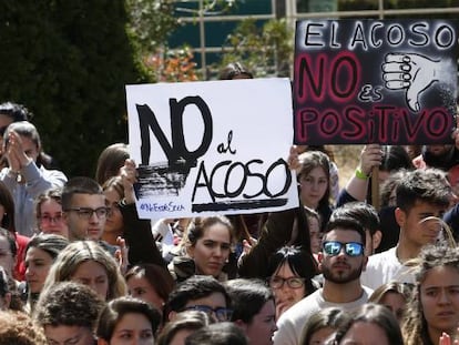 Protesta de estudiantes en la Universidad de Granada, hace dos semanas, contra el supuesto acoso de un profesor titular. 
