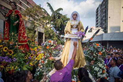 Procesión del Nazareno de San Pablo, decorado con aproximadamente 3000 orquídeas en la Basílica Santa Teresa en Caracas (Venezuela), el 17 de abril del 2019.