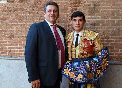 Carlos Aragón Cancela e Isaac Fonseca, en el túnel de cuadrillas de la plaza de Madrid.