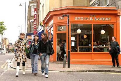 The Spence Bakery, café y panadería todo en uno, en el cruce de las calles Stoke Newington Church Street y Woodlea Road, en Londres.