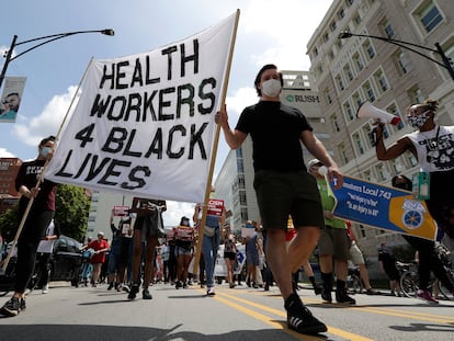 Trabajadores sanitarios en una manifestación por justicia social en el sector salud, en junio de 2020 en Chicago.