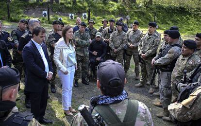 La gobernadora María Eugenia Vidal y el ministro de Seguridad, Cristian Ritondo, supervisan un entrenamiento del grupo de élite Halcón.