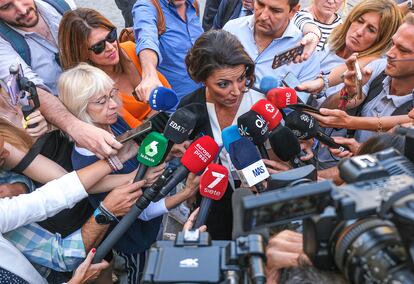 La exportavoz de Vox en el Parlamento de Andalucía, Macarena Olona, habla con los medios de comunicación a su llegada al hotel Alfonso XIII, antes de pronnunciar una conferencia.