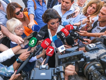 La exportavoz de Vox en el Parlamento de Andalucía, Macarena Olona, habla con los medios de comunicación a su llegada al hotel Alfonso XIII, antes de pronnunciar una conferencia.