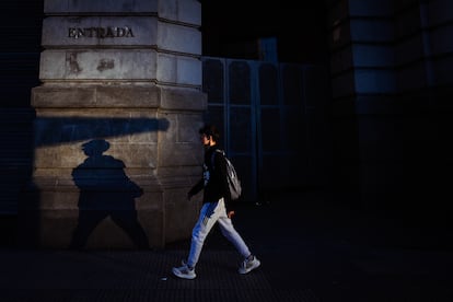 Un transeúnte camina frente a la estación de trenes de Retiro, cerrada durante la segunda huelga general.