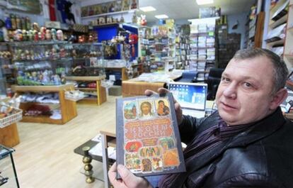 Encabezados por Oleg, dominan la distribución de productos rusos no perecederos en España y Portugal. Desde su librería (Raduga, 'arco' en español) en Villaverde Bajo y su almacén de San José de Valderas reparten muñecas rusas, gorros de piel de conejo, libros, películas y artesanía.