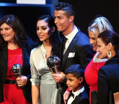 Cristiano Ronaldo posa junto a su hijo, su novia Georgina Rodriguez, su madre y hermanas tras de recibir el premio 'The Best' de la FIFA.