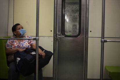 El metro de Ciudad de México, transporte que en condiciones normales usan unos cinco millones de personas al día, ha quedado rezagado para unos pocos que aún deben ir a sus lugares de trabajo cada día.