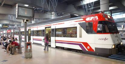 Tren de cercanías de Renfe en la estación de Atocha de Madrid.