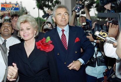 Zsa Zsa Gabor junto a uno de sus maridos, Prince Frederick von Anhalt. En los últimos años, las noticias que aparecían de su vida hablaban de sus problemas médicos y de los enfrentamientos entre su último marido, Frederic Prinz von Anhalt (con quien se casó en agosto de 1986), y su única hija, Francesca Hilton, que falleció el día de Reyes de 2015.