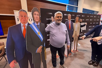 Figuras de cartón dentro del evento.
