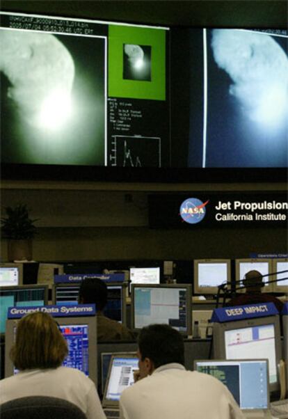 Los técnicos del JPL, en Pasadena, observan las primeras imágenes del impacto.