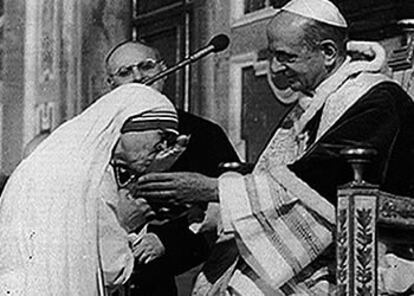 La relación de la Madre Teresa de Calcuta con la Iglesia Católica ha sido siempre muy fuerte. El Papa Pablo VI reconoció en 1965 la orden creada por la religiosa y permitió que se extendiera fuera de los límites de la India. Además en 1971 recibió, de las manos de éste pontífice, el premio de la Paz Juan XXIII.