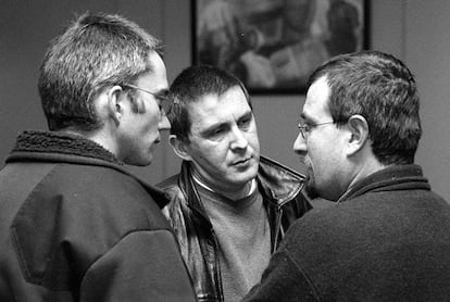 J. Permach y Arnaldo Otegi en rueda de prensa, tras los asesinatos de Vitoria, el 23 de febrero del 2000.