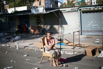 Soledad Prado, treinta años como paradista, descansa poco antes de abandonar el mercado.