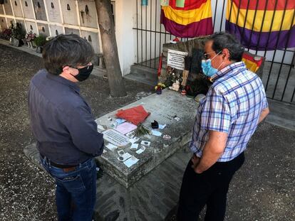 El presidente de la Generalitat de Cataluña, Quim Torra, a la derecha, y el expresidente Carles Puigdemont en Colliure (Francia) ante la tumba del poeta Antonio Machado, en una imagen del Twitter del primero, el 23 de agosto de 2020.