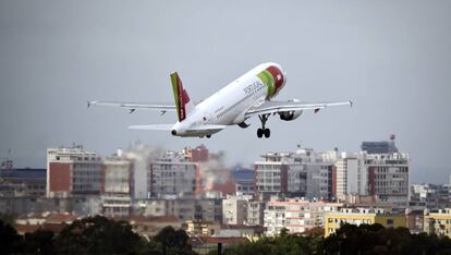 Un avión de la aerolínea portuguesa TAP despega en el aeropuerto de Lisboa.
 