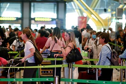 Colas de facturación en el aeropuerto de Barajas, el pasado junio.