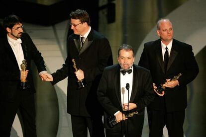 Los ganadores del Oscar a los mejores efectos visuales, Joe Litteri (al micrófono), Christian Rivers, Richard Taylor and Brian Van&#39;t Hulat (de izquierda a derecha) por la película <i>King Kong</i> recogen el premio en el escenario del Teatro Kodak.