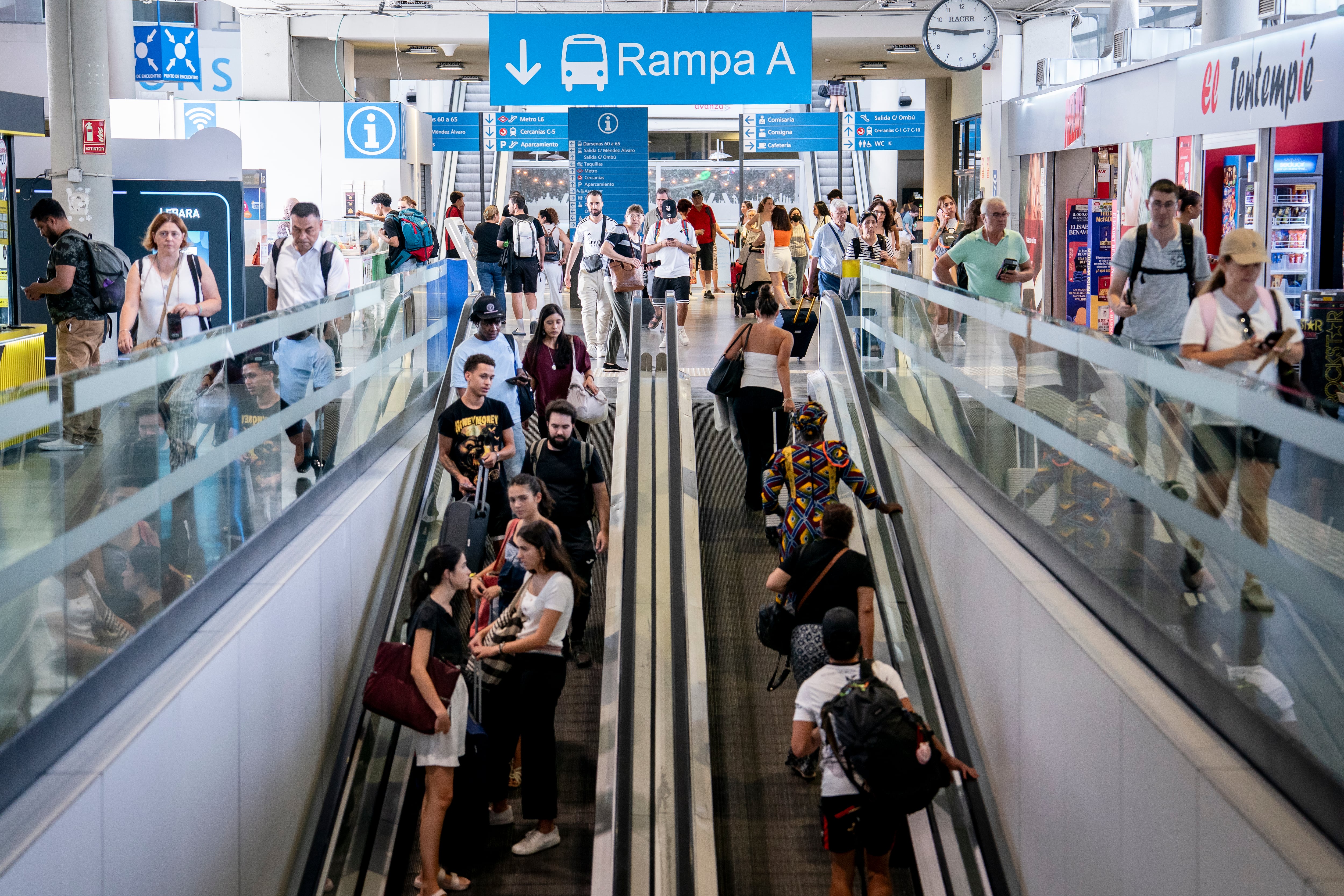 Más autobuses, aviones y coches compartidos: la odisea de viajar entre Madrid y Andalucía sin AVE con el ojo puesto en los precios