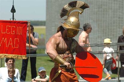 Un actor caracterizado como gladiador en las villas romanas de Almenara-Puras.