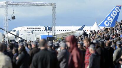 Una multitud asistió al primer vuelo del CSeries en Montreal.