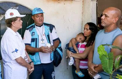 La presidenta brasileña Dilma Rousseff (izquierda) participa en la movilización para informar sobre el zika, el domingo en Rio de Janeiro.