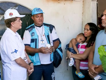 La presidenta brasile&ntilde;a Dilma Rousseff (izquierda) participa en la movilizaci&oacute;n para informar sobre el zika, el domingo en Rio de Janeiro. 