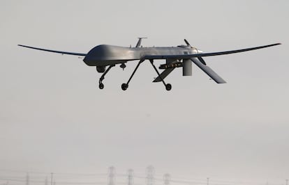 Un dron MQ-1B de las Fuerzas Armadas Estadounidense, con un misil Hellfire momentos antes de aterrizar después de una misión.