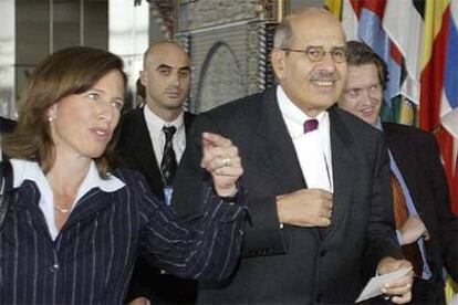 Mohamed el Baradei, en el centro, se dirige a dar una rueda de prensa ayer en Viena tras conocer el Nobel de la Paz.