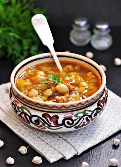 Otra receta carnívora es <a href="https://elviajero.elpais.com/tag/marruecos/a" target="_blank">la muy tradicional 'harira' marroquí</a>, donde las verduras y los garbanzos, en ocasiones sustituibles por lentejas, la convierten en una receta contundente. Durante el mes de Ramadán es costumbre romper el ayuno al anochecer con un plato de 'harira', de ahí que el aroma que despidedurante su cocción sea promesa de rico guiso nocturno.