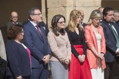 Oltra, de rosa, junto a la alcaldesa de Castellón, Amparo Marco, y la consejera Gabriela Bravo, ante el Ayuntamiento durante el minuto de silencio en repulsa por el nuevo caso de violencia machista.