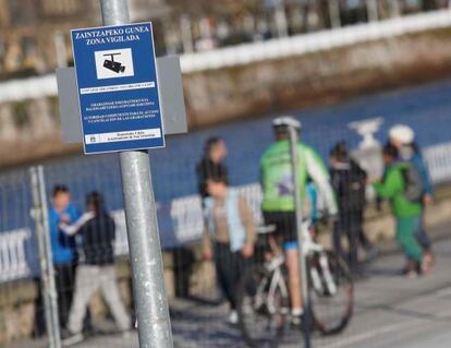 Un cartel advierte en San Sebasti&aacute;n de que la zona est&aacute; vigilada por videoc&aacute;maras. 