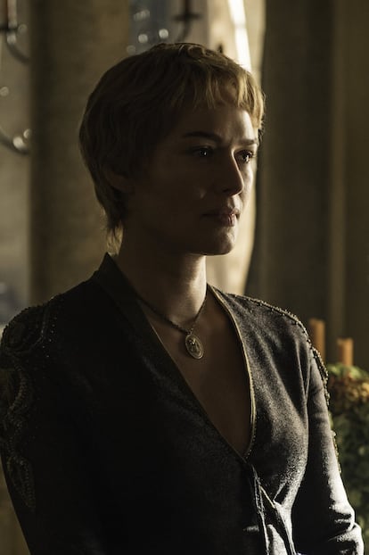 Cersei Lannister terminó la quinta temporada pasando por uno de sus momentos más humillantes. En los nuevos capítulos luce nuevo corte de pelo como consecuencia de aquel paseo de la vergüenza. 