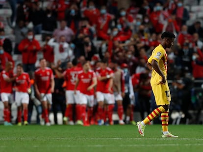 Ansu FatI se lamenta del tercer gol del Benfica en el encuentro del miércoles celebrado en el estadio Da Luz de Lisboa. /Pedro Nunes