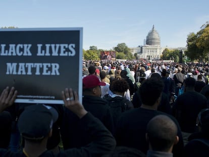 Un asistente lleva un cartel del movimiento 'Las vidas negras importan' durante las protestas por las muertes de negros desarmados a manos de la policía en Estados Unidos