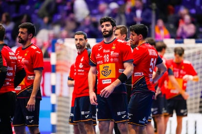 Los jugadores españoles tras caer ante Brasil en el Mundial de Balonmano 2025.