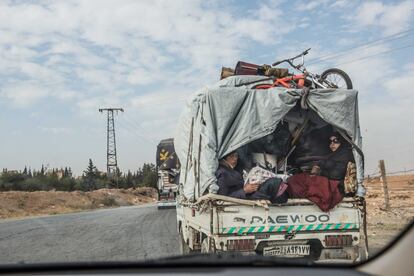 En el camino de regreso de Alepo a Damasco, hacemos una parada de dos días en Homs. Las autopistas huelen a asfalto recién esparcido y los escombros que torpedeaban el camino 10 meses atrás han desaparecido. Aquellos poblados de paso como Esfira, recobran sus interminables atascos. Autobuses, camiones repletos de mercancías o furgonetas cargadas de familias de desplazados estrujados entre bártulos hacen cola para atravesarlo.  