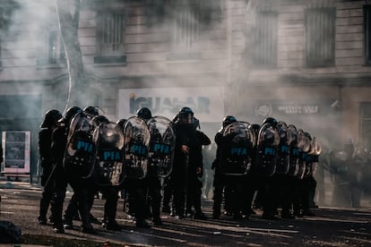 Agentes de la policía custodian los alrededores del congreso.