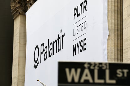 A banner featuring the logo of Palantir Technologies (PLTR) is seen at the New York Stock Exchange (NYSE) on the day of their initial public offering (IPO) in Manhattan, New York City, U.S., September 30, 2020. REUTERS/Andrew Kelly