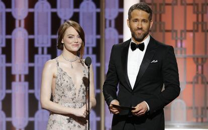 Los galardonados Emma Stone Ryan Reynolds presentan uno de los premios.