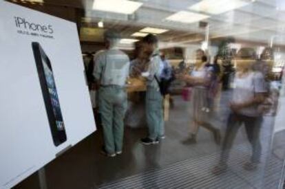 Un cartel en la tienda Apple en Tokio anuncia la hora y fecha a la que saldrá a la venta el nuevo iPhone 5 en la capital nipona.