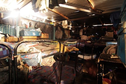 En una de las habitaciones, insalubre, carente de ventilación y de servicios o letrinas, pueden dormir unos 50 0 60 niños hacinados.