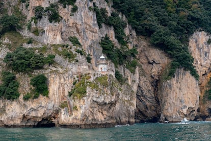 El faro del Caballo, visto desde el mar.